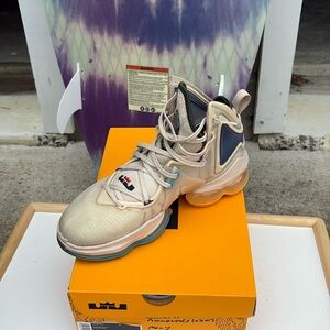 Nike LeBron 19 Minneapolis Lakers DC9339 200